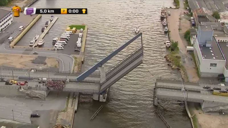 HAHA! Openstaande brug zorgt voor ongeplande pauze in Ronde van Noorwegen (video)