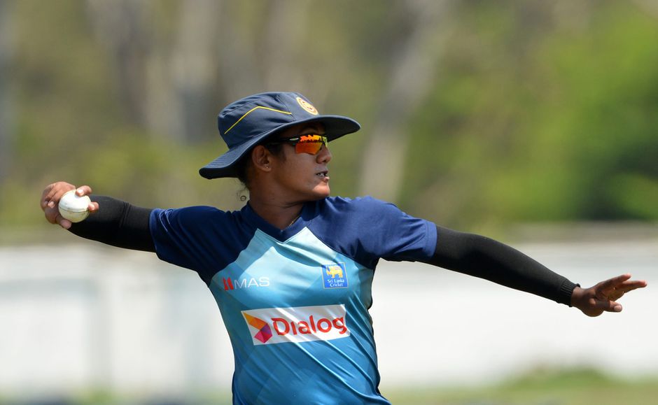 🎥 | Toeschouwer wil cricketbal vangen, pleurt over de stoeltjes