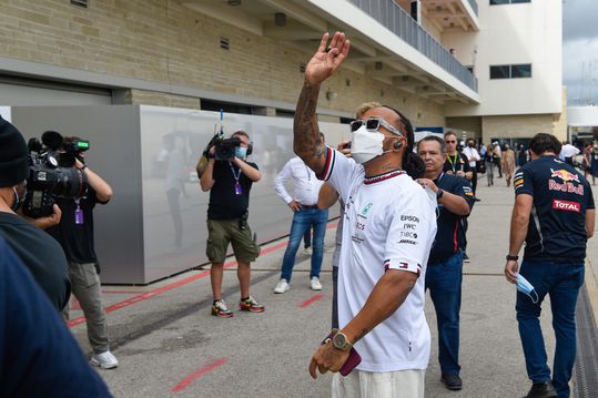 🎥 | Lewis Hamilton vertelt over pijnlijkste F1-herinnering: 'Publiek droeg blackface en niemand zei er wat van'