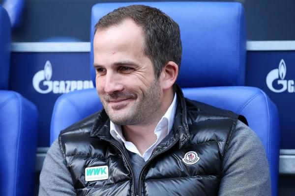 Schalke 04 heeft een nieuwe trainer en het is NIET Mark van Bommel