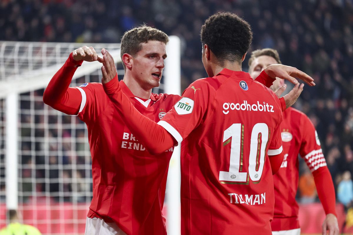 PSV overtuigt niet, maar wint wel van Heerenveen en blijft op recordkoers