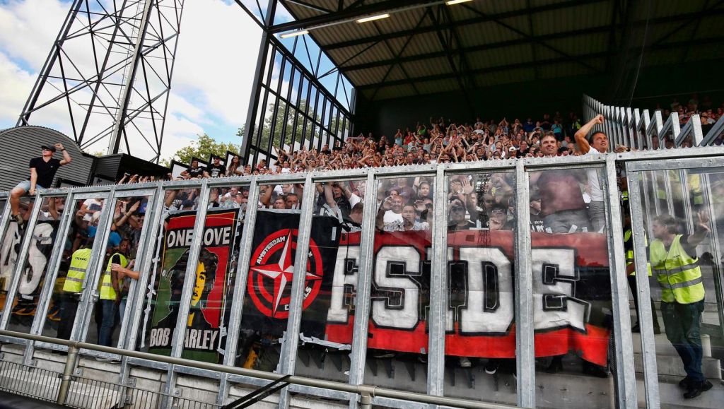 Ajax-fans moeten rennen voor hun leven in Deventer