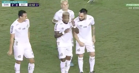 🎥 | HAHA! Braziliaan doet VAR na bij vieren doelpunt