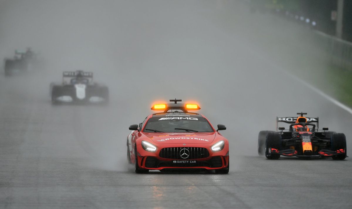 GP van België na 3,5 uur regen geëindigd volgens startopstelling: Verstappen wint, maar pakt halve punten