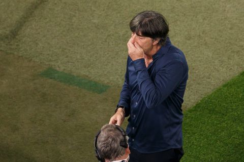 📸 | Smeerpijp! Joachim Löw zit alweer te krabben, peuteren en snuiven
