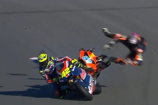 🎥 | Vliegles voor Remy Gardner: Moto2-coureur van z'n motor gelanceerd