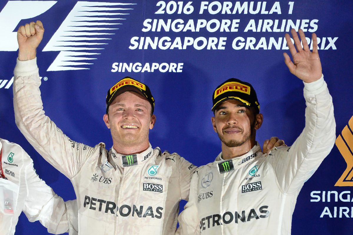Hamilton in achtervolging op Rosberg: 'Nog 6 races te gaan, we hopen op het beste'