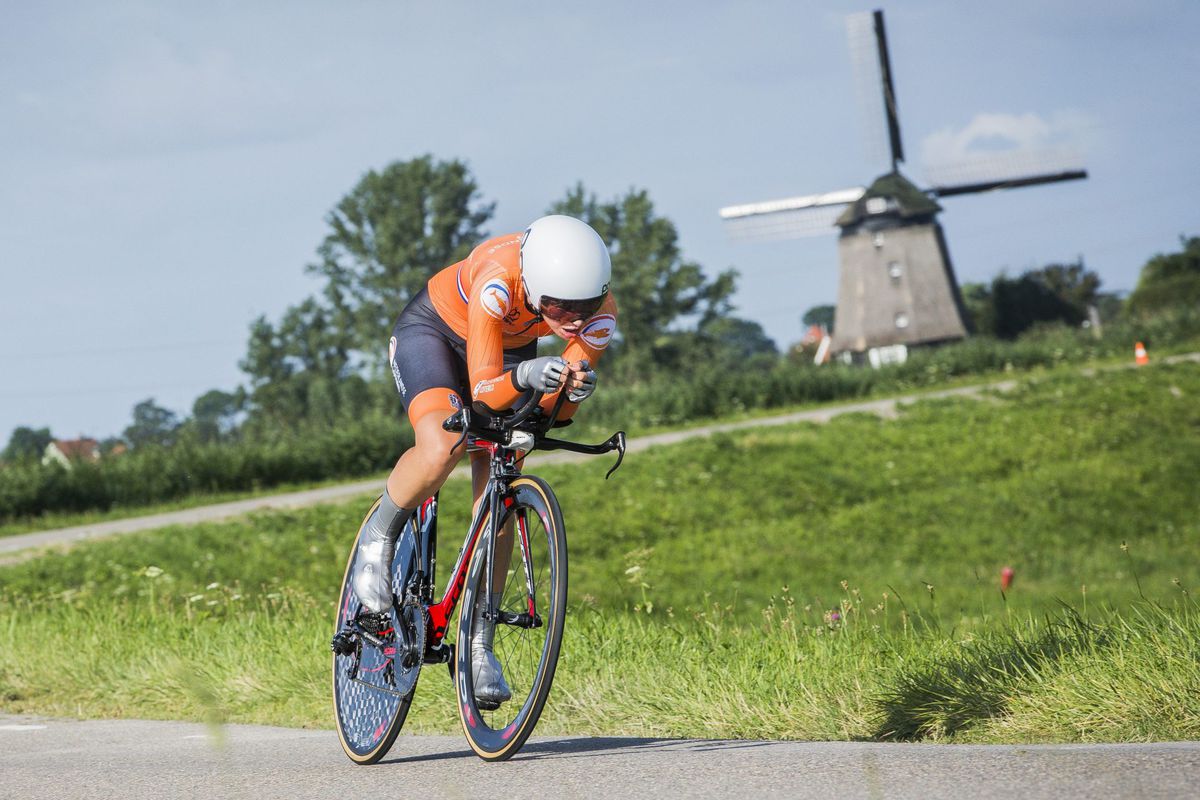 Eerste Nederlandse wielrenster die koers rijdt sinds corona-onderbreking wint meteen