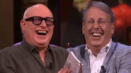 🎥 | René van der Gijp grapt over seksleven Chris Woerts: 'Doe jij je bril af?'
