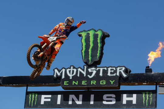 Bekijk hier hoe Jeffrey Herlings de GP in Valkenswaard won (video)