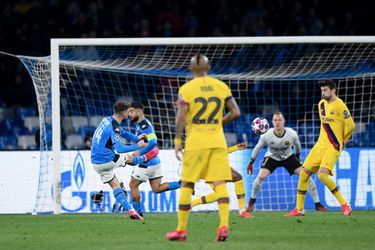 Mertens veilt z'n eigen historische Napoli-shirt aan de baas van de club