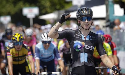 Lorena Wiebes maakt teamwork af en sprint naar etappezege in Giro, geen problemen voor leider Van der Breggen
