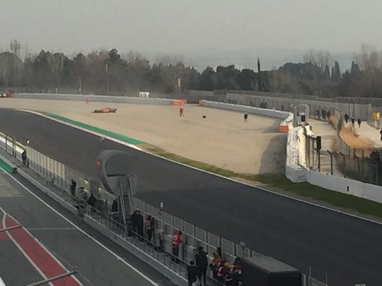 Meteen rode vlag bij eerste testdag Formule 1: Alonso vliegt uit de bocht