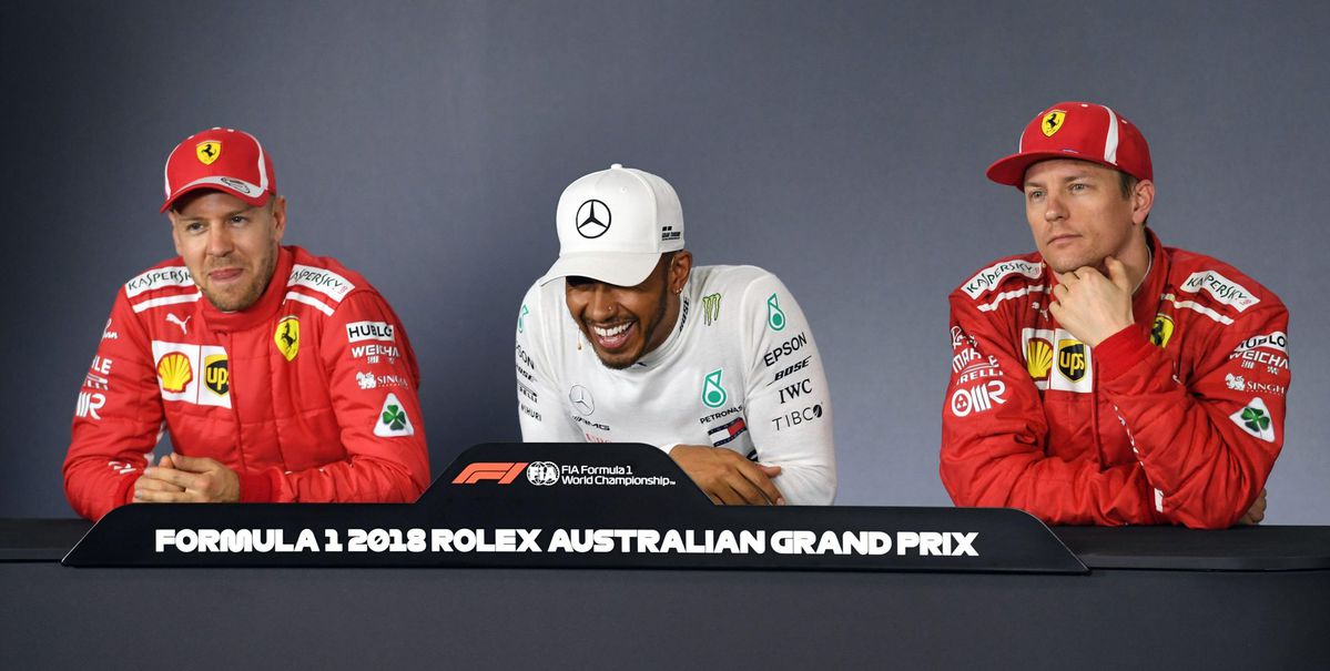 Awkward: Räikkönen kan niet lachen om grapje van Hamilton (video)