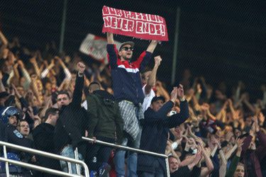 UEFA stelt onderzoek in naar Ajax- én Benfica-fans na wangedrag