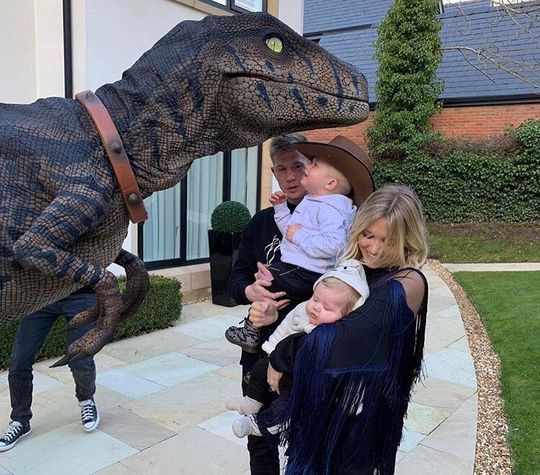 De Bruyne en vrouw maken levensechte dinowereld van huis voor verjaardag zoontje (video's)