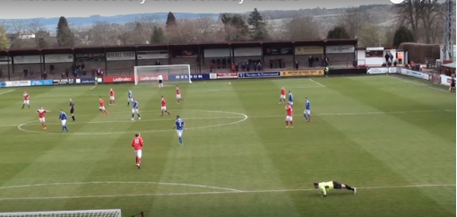 Engelse keeper gaat pijnlijk onderuit, maar verbloemt dat op geniale wijze (video)