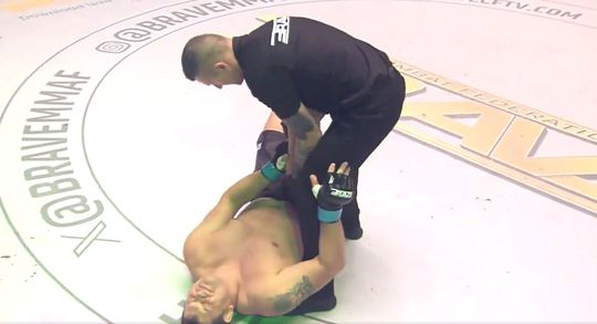 🎥 | Bizarre blessure: MMA-vechter breekt knie na 13 seconden