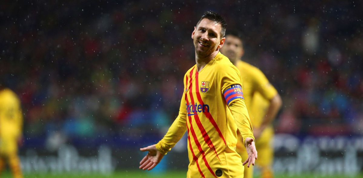 📸 | Cadeautje voor Messi? Atléti-fan gooit paraplu naar hem na goal
