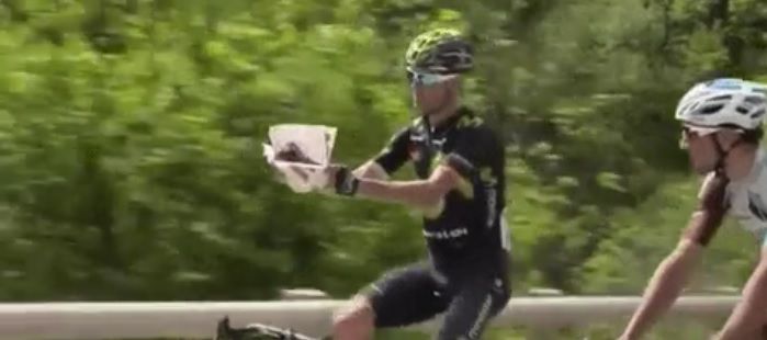 LOL! Lachende Valverde leest de krant tijdens Giro (video)