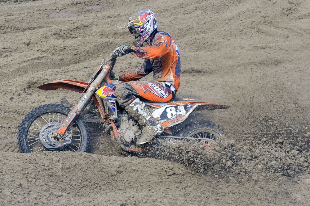 Herlings met 2 vingers in neus naar zege in Lommel