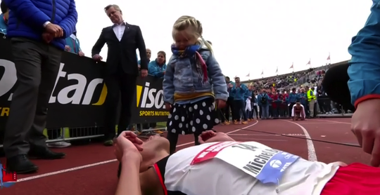 Schattig: Nederlands kampioen Michel Butter krijgt felicitaties van dochtertje (video)