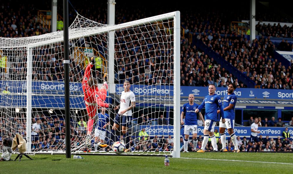 Kane's 100e goal voor de Spurs komt letterlijk uit de lucht vallen (video)