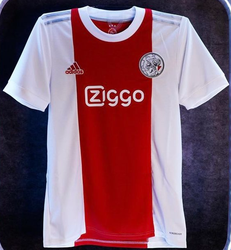 📸 | Foto gelekt van mogelijk nieuwe thuisshirt van Ajax: apart ontwerp, wél met oude logo