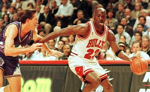 Ex-teamgenoot Michael Jordan spuwt vuur over 'The Last Dance' op Netflix: 'Leugens'