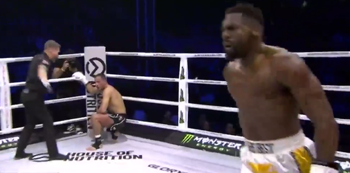 GLORY: Overenthousiaste Doumbe pakt wereldtitel weltergewicht (video)