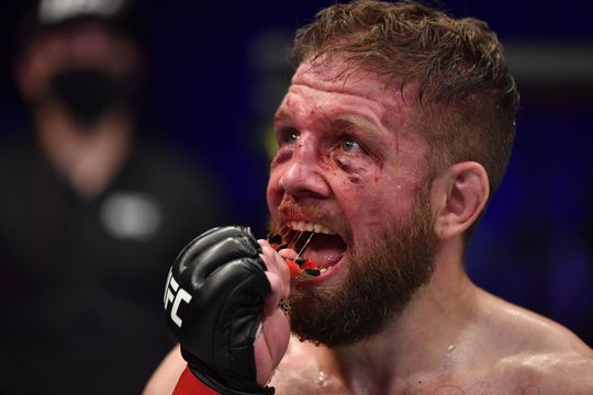 🎥 | Handig! Slechtziende MMA'er haalt zelf hechtingen uit z'n oog