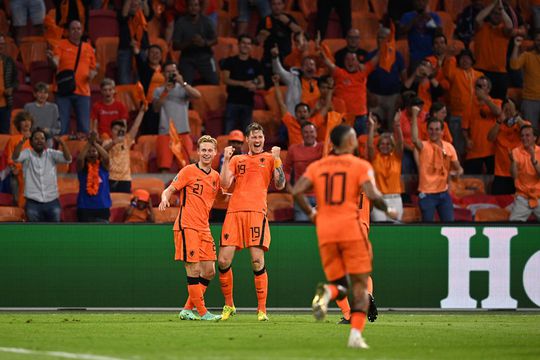🎥 | 2-0! Wout Weghorst ramt de bal via knie van de keeper tegen de touwen