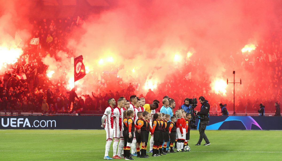 🎥 | Check hier beelden van de gruwelijke pyro voor Ajax - Valencia
