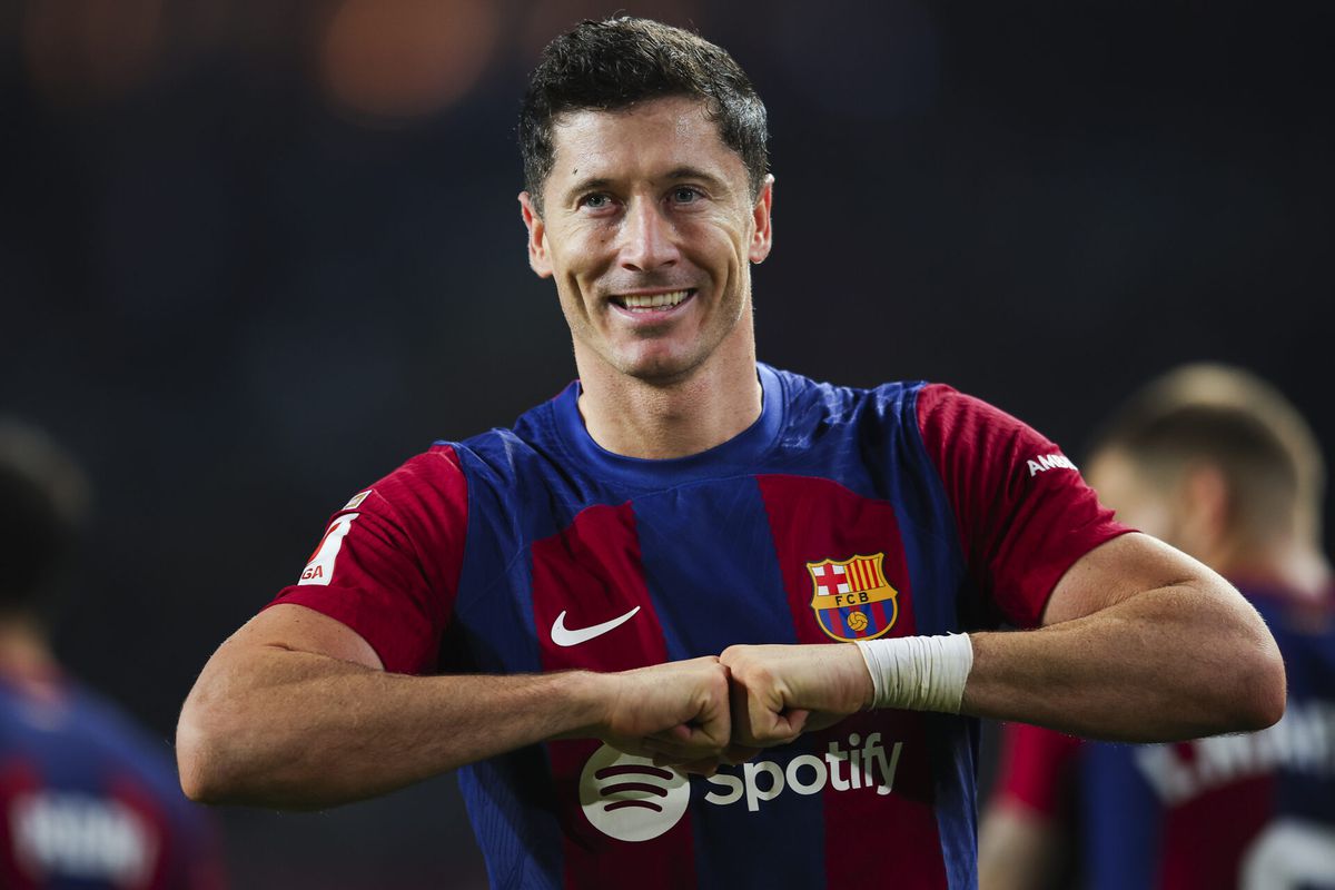 Robert Lewandowski legt er 2 in voor Barcelona en draait zo achterstand tegen Alaves om