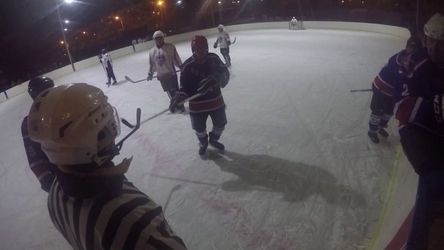 IJshockeyscheidsrechter met GoPro krijgt klap met stick (video)