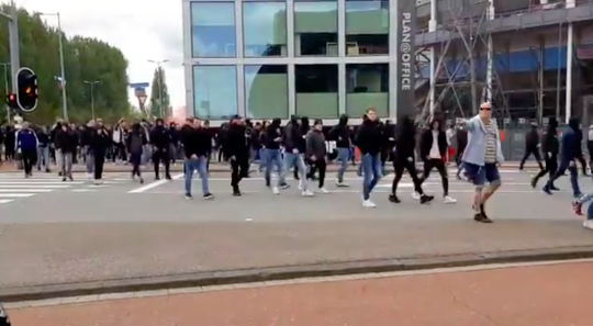 🎥 | Feyenoord-fans zingen antisemitische leuzen richting burgemeester Aboutaleb