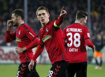 Wauw! Petersen scoort met magisch stiftje voor Freiburg (video)