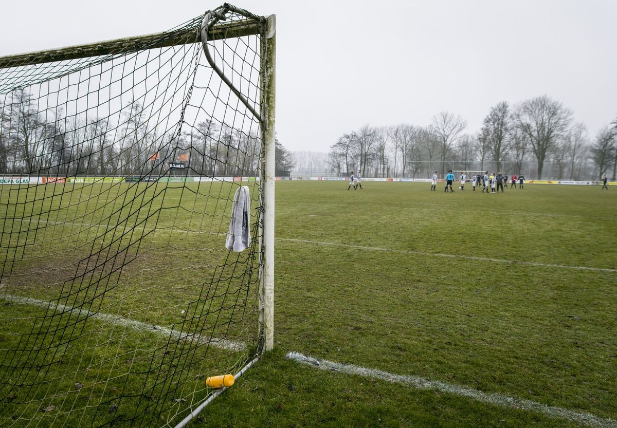 Held! Trainer zet zichzelf in het veld, scoort hattrick en buigt achterstand eigenhandig om