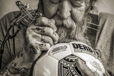 Tattookoning Henk Schiffmacher maakt kunstwerk van nieuwe Eredivisiebal (foto's)