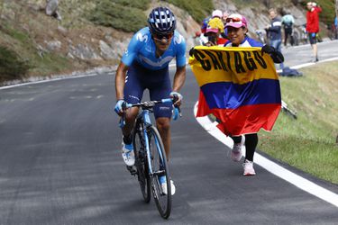 Carapaz grijpt met sterke aanval etappe én roze in Giro