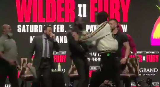 🥊🎥 | Spanning bij persconferentie tussen Deontay Wilder en Tyson Fury: schelden en duwen