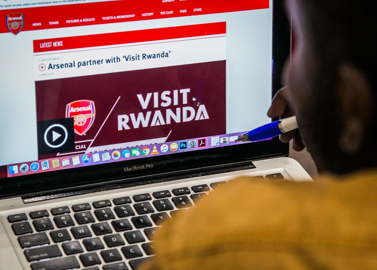 Bizar! Straatarm Rwanda pompt 30 miljoen in Arsenal