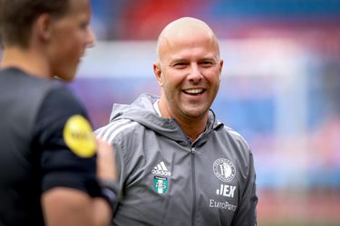 Johan Derksen geeft Arne Slot advies: 'Feyenoord moet kappen met aanvallend spelen'