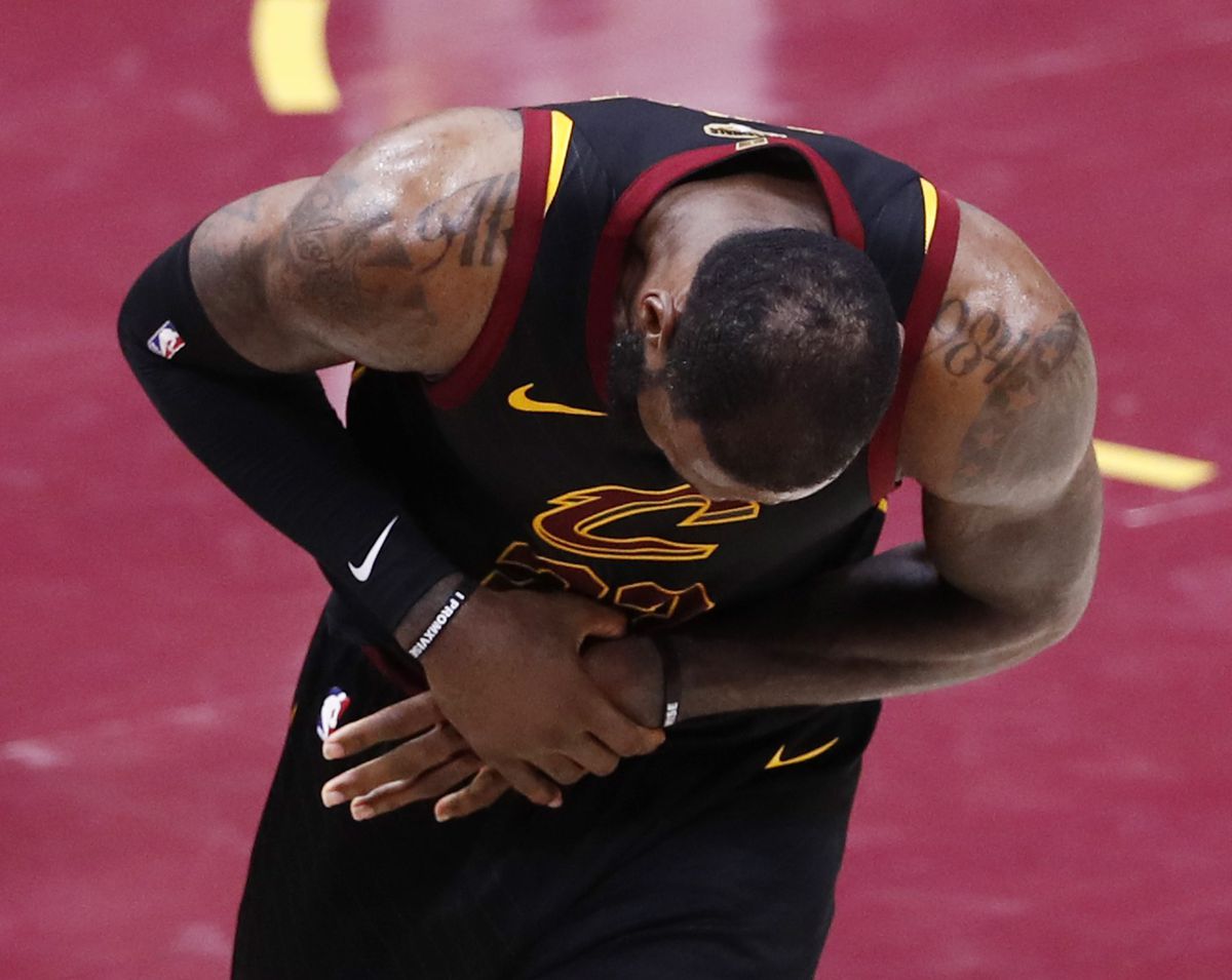 Mysterieuze LeBron James verklaart mislukte NBA-finals: 'Speelde met een gebroken hand'
