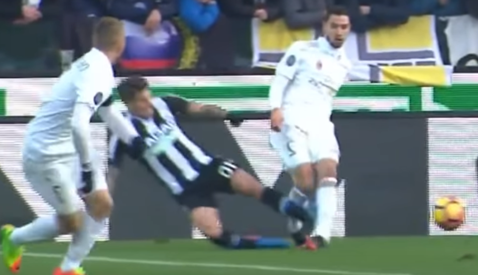 Horrortackle Udinese-verdediger, 2 minuten later maakt hij winnende goal (video)