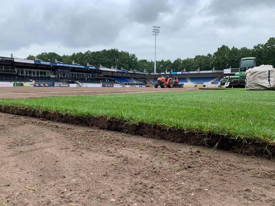 RKC is het stadion aan het vullen met écht gras (en dat dankzij Frenkie)