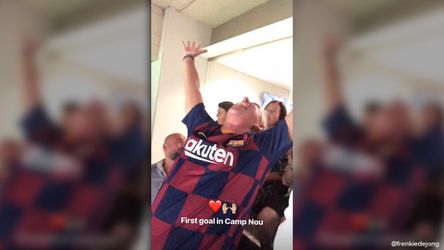 Schitterend! Vader De Jong gaat uit z'n dak na 1e Barça-treffer van zoon Frenkie (video)