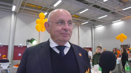 Michael van Praag geniet op afterparty Oranjeleeuwinnen: 'Nog nooit zoiets meegemaakt' (video)