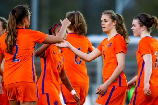 Oranjevrouwen onder 19 plaatsen zich na dikke zege voor EK in Zwitserland