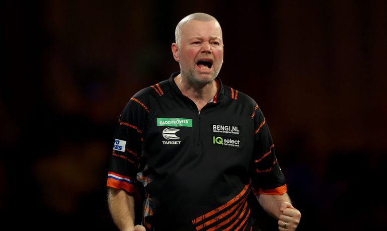 Raymond van Barneveld profiteert optimaal van missers Jim Williams op WK darts